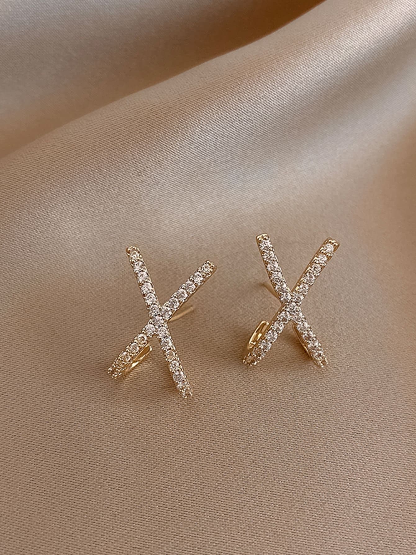 Strass criss cross design stud oorbellen