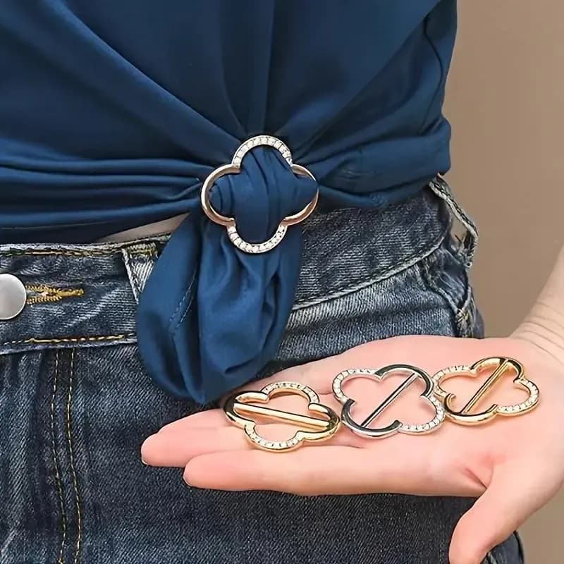 Twee sjaals vastgebonden in een knoop op de hoeken